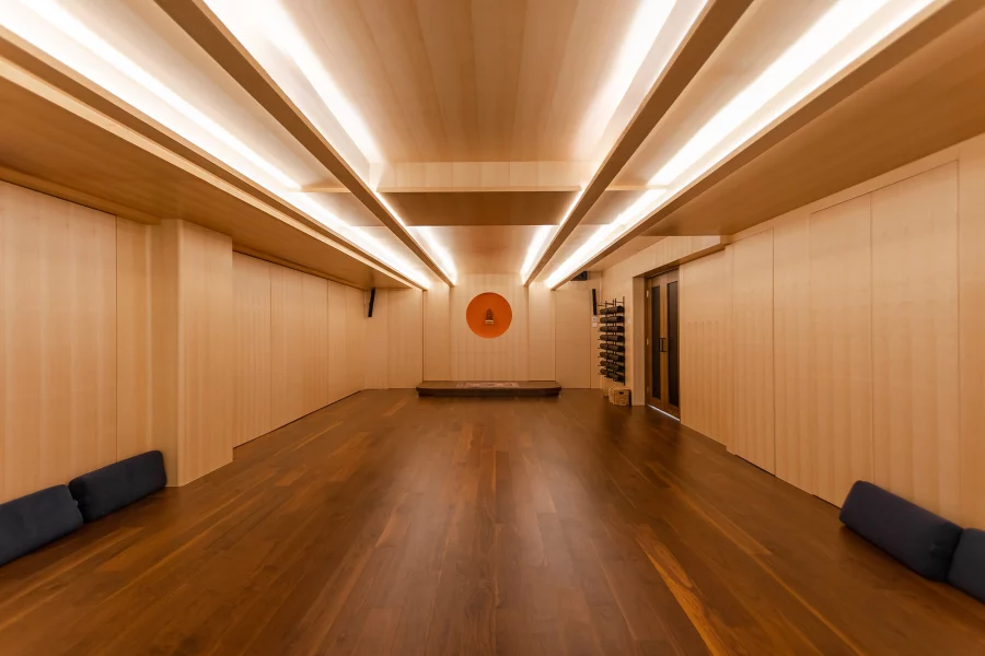 A wooden floor in a yoga and meditation centre. 這是一家瑜伽和冥想中心,擁有木質地板。