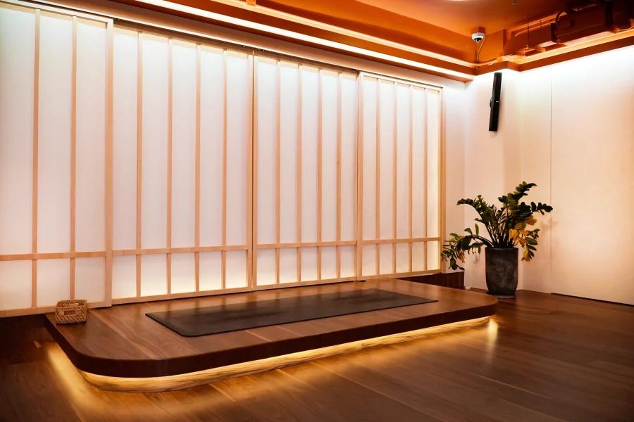 A wooden floor in a yoga and meditation centre. 這是一家瑜伽和冥想中心,擁有木質地板。